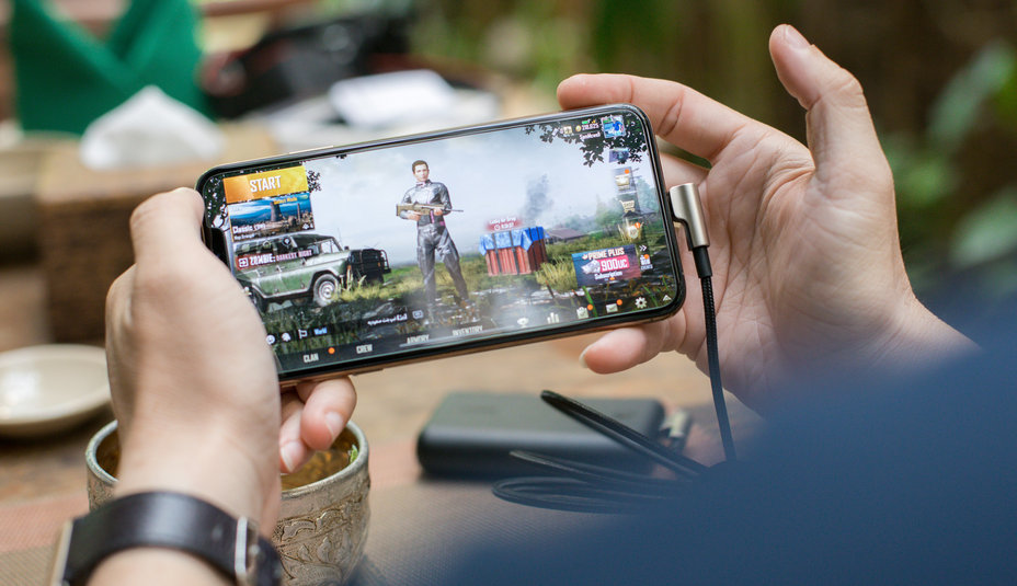 What impact does the refresh rate have on the quality of iPhone displays?