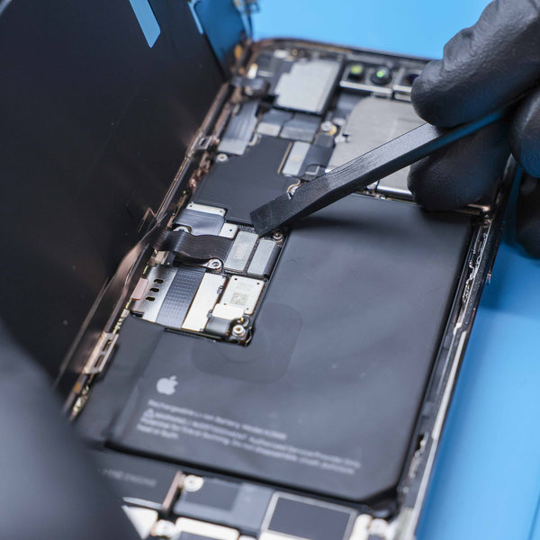 Disconnecting the display connector cable