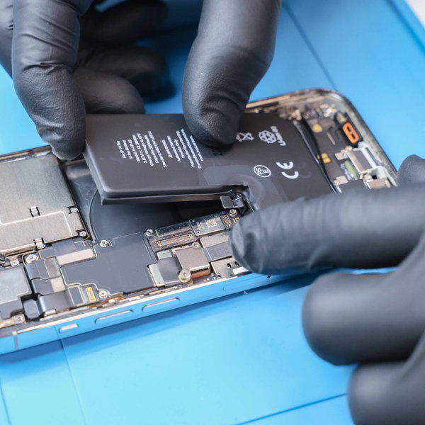 Applying the new battery into its compartment