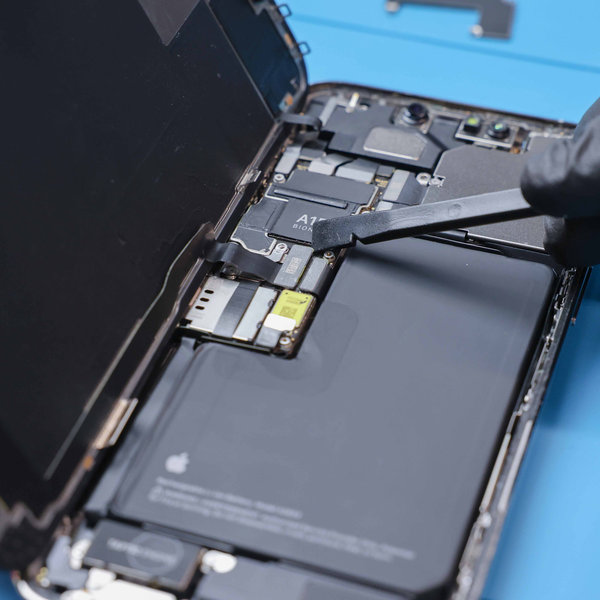 Disconnecting display cables