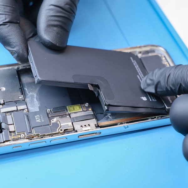 Putting the new battery into its compartment
