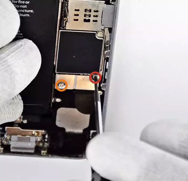 Removing the accumulator console screws