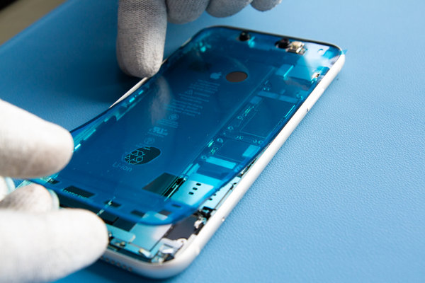 Glue a new adhesive around the edges of the iPhone