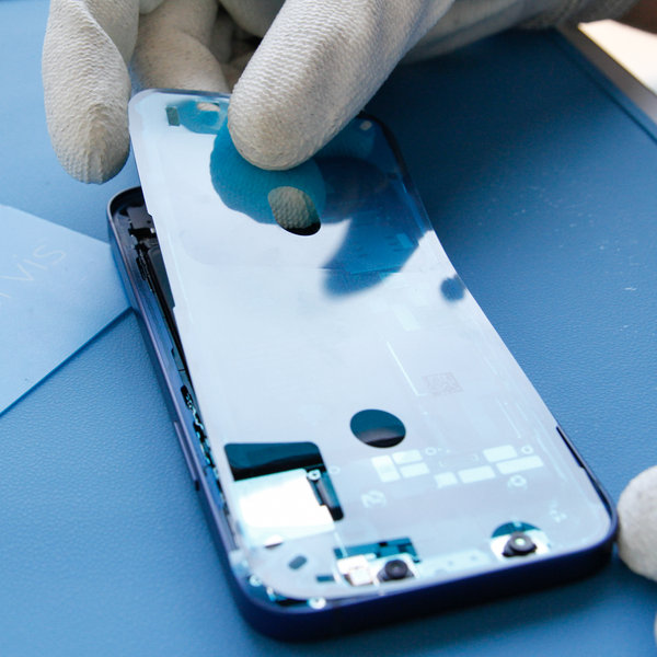 Glue a new adhesive around the edges of the iPhone