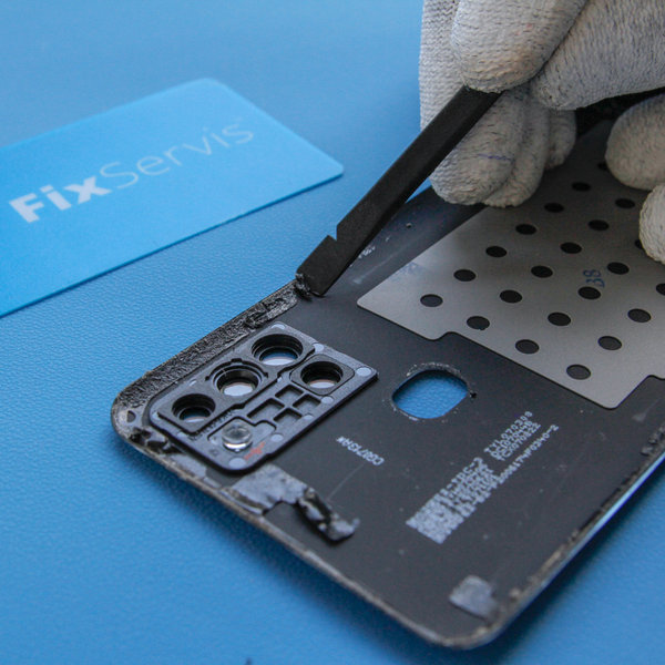 Removing the old adhesive around the edges of the midframe + back cover