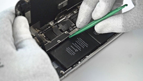 Disconnecting battery connector