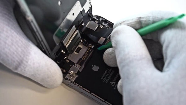 Disconnecting the touchscreen connector