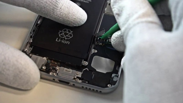 Disconnecting lightning connector