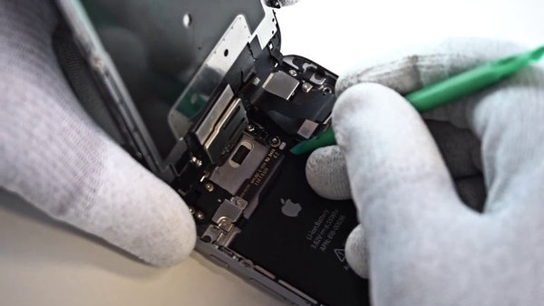 Disconnecting the touchscreen connector