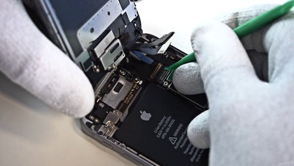 Disconnecting LCD cable