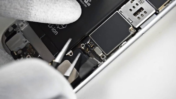 Disconnecting antenna cable