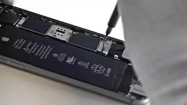 Removing the accumulator console screws